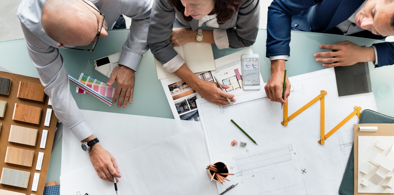 Team arbeitet gemeinsam an einem Planungstisch